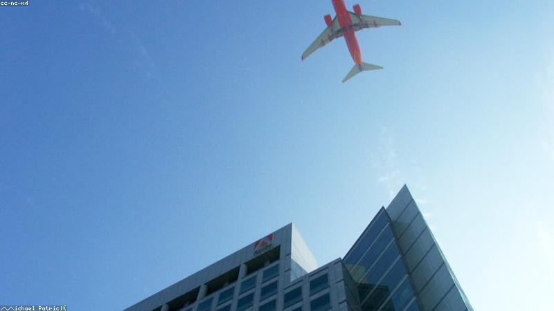 黄果ai 团队在办公空间讨论短视频智能推荐算法